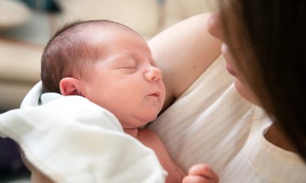 Több kisbaba született és csökkent az elhalálozások száma