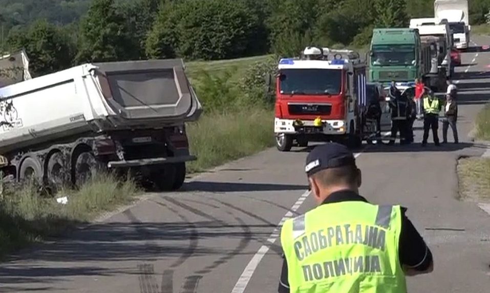 Kamion ütközött mikrobusszal, négyen meghaltak