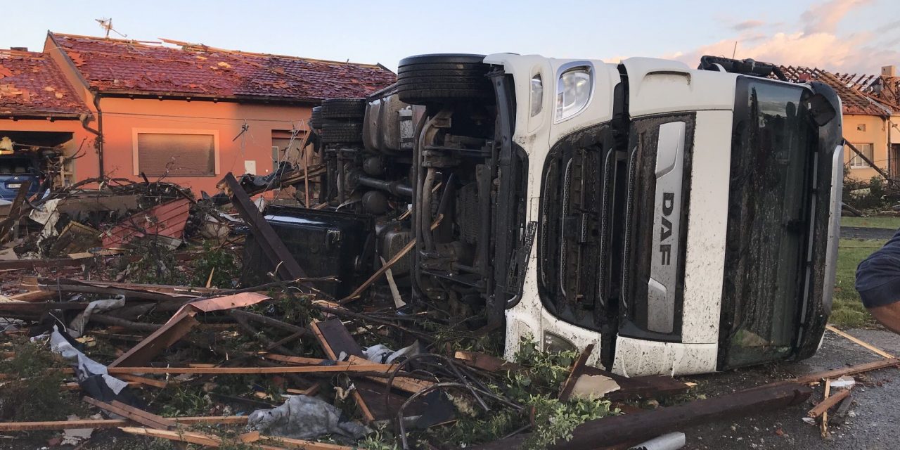 Három halott és több száz sérült a cseh tornádóban
