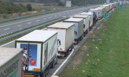 Sztrájkra készülnek a határon várakozó kamionsofőrök