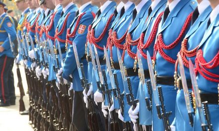 Kötelezővé tették a kragujevaci diákoknak, hogy vegyenek részt egy hadibemutatón