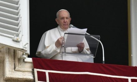 Ferenc pápa a menekültek iránti könyörületre szólított fel
