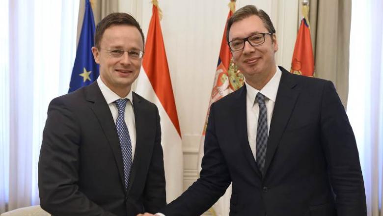Vučić kitüntette Szijjártó Pétert