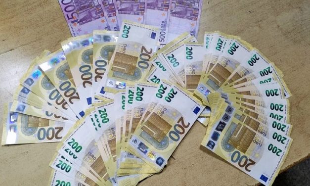 Húsz ügyfél devizáját tette zsebre