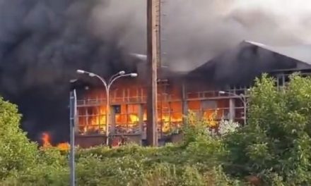 Hatalmas tűz a Belgrádi Kikötőben – Lángol a műanyag, gumi és textil áru is