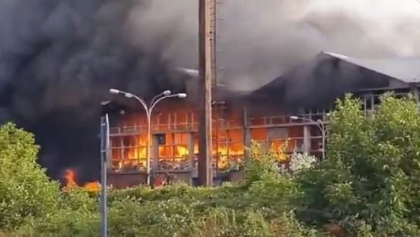 Hatalmas tűz a Belgrádi Kikötőben – Lángol a műanyag, gumi és textil áru is