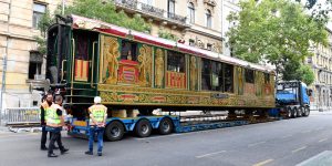 Az Aranyvonat érkezik kiállítási helyéhez, a Kossuth-térhez, ahol vasárnap estig megtekinthető Fotó MTI Máthé Zoltán