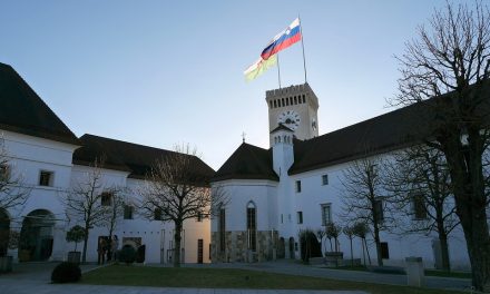 Szlovéniában felmondhatnak a védettségi igazolással nem rendelkező tanároknak