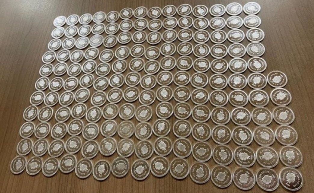 Rendkívüli finomságú ezüstből készült érméket foglaltak le Kelebián (Fotók)