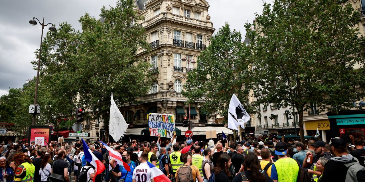 Százezrek tiltakoztak a kötelezővé tett oltás miatt Franciaországban