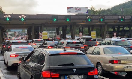 Feltorlódtak az autók a szerbiai határátkelőkön és a fizetőkapuknál