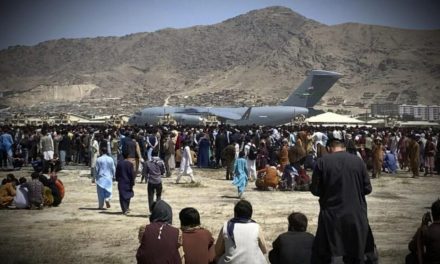 Afgán családok százai táboroznak a kabuli repülőtéren