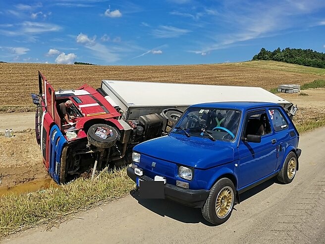Egy hete az árokba borult kamionjában lakik egy lengyel sofőr