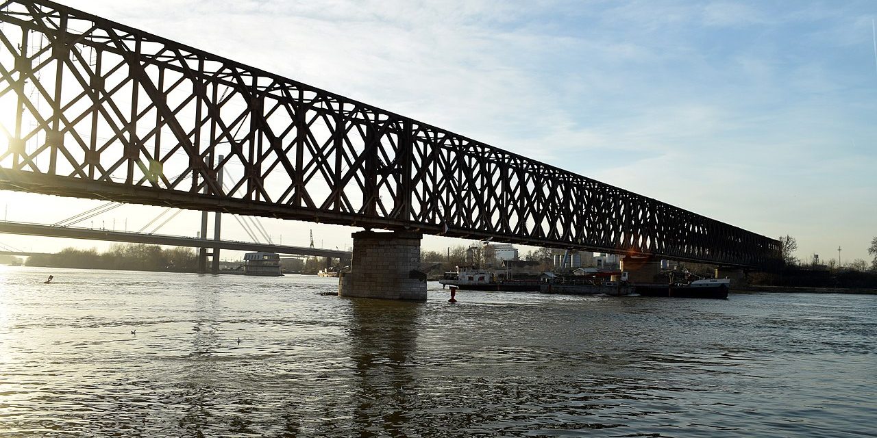 Híd lábának ütközött egy hajó Belgrádban, majd tűz ütött ki