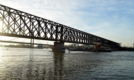 Híd lábának ütközött egy hajó Belgrádban, majd tűz ütött ki