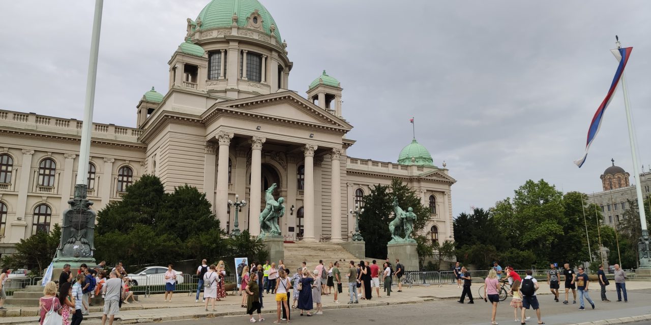 Kedden a parlament elé vonulnak a szerbiai tanügyi dolgozók