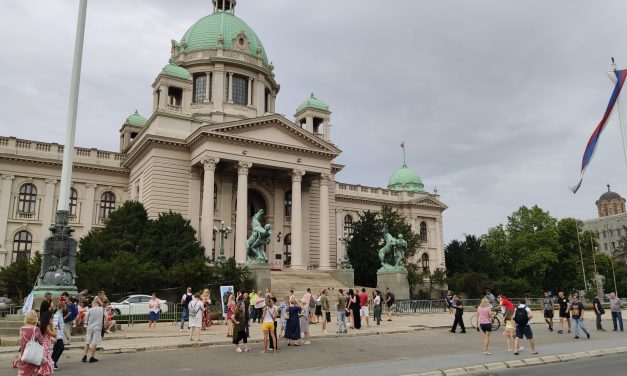 Kedden a parlament elé vonulnak a szerbiai tanügyi dolgozók