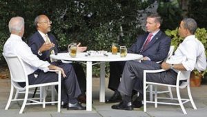 Joe Biden alelnök (b-j), Henry Louis Gates professzor, James Crowley rendőrtiszt és Barack Obama elnök a Sörcsúcson. Washington, 2009. július 31. (Fotó: Pete Souza/Fehér Ház)
