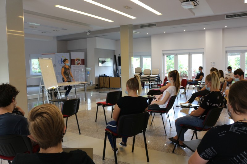 Elsőéves egyetemi hallgatóknak szervez szerb nyelvi felzárkóztató képzést az MNT
