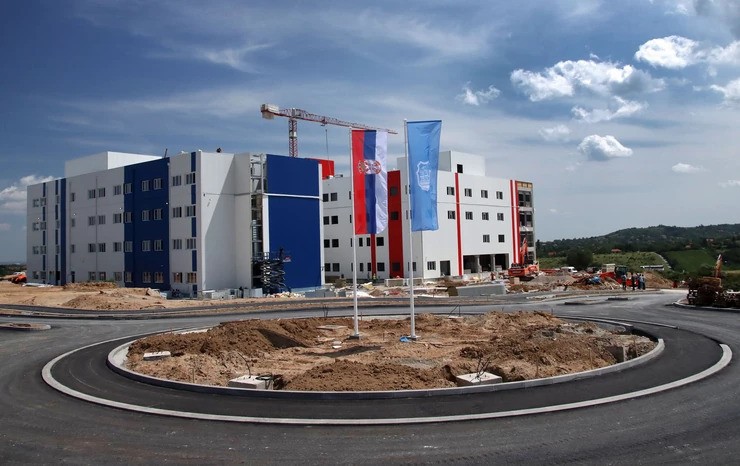 Vučić: Emberéletek ezreit mentik majd meg az újvidéki covid-kórház orvosai (Videóval)