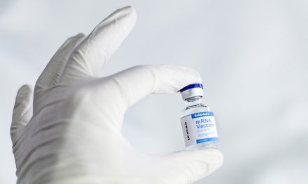 Szerbiában eddig 1306 esetben okozott mellékhatást a koronavírus elleni védőoltás