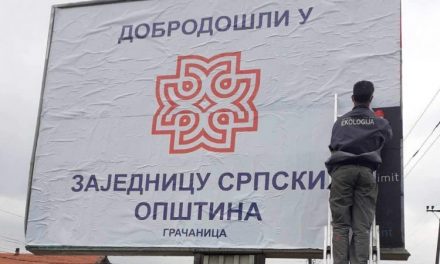 Szerbeket állítottak elő Koszovóban plakátragasztás miatt