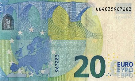 Elfogadta a kormány – decemberben minden nagykorú húsz eurót kap