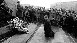 Willy Brandt letérdel a varsói gettófelkelés emlékművénél 1970-ben (Fotó: DW)