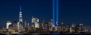 New York éjjel, a ledöntött ikertornyok kék fényű sziluettjével (Fotó: Shutterstock)