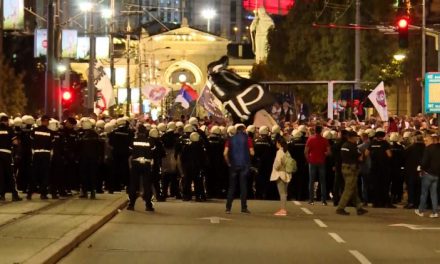Antiglobalista tüntetés Belgrádban – tojással megdobált rendőrök, előállított exszerzetes