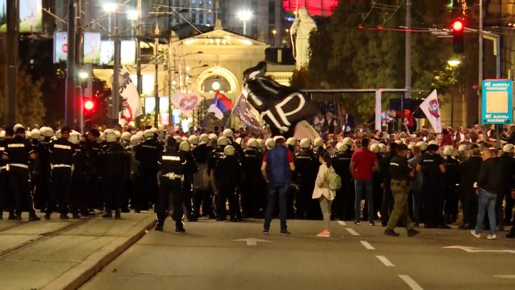 Antiglobalista tüntetés Belgrádban – tojással megdobált rendőrök, előállított exszerzetes