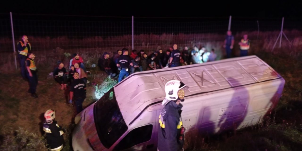 Menekültekkel teli járművel sodródott árokba Szombathelyen egy szerbiai embercsempész