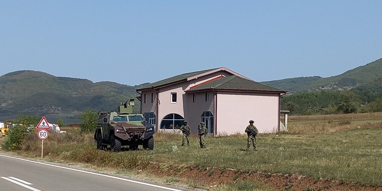 Páncélozott harci járművek sorakoznak a koszovói határnál