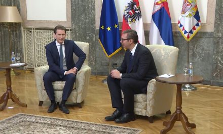 Vučić kitüntette az osztrák kancellárt