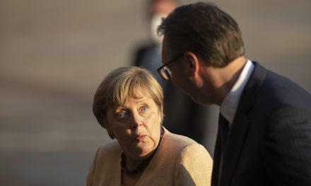 Merkel kért, Vučić ígért