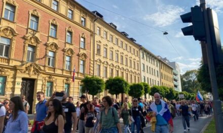 Szlovéniában ismét több ezren tüntettek a járványügyi intézkedések ellen