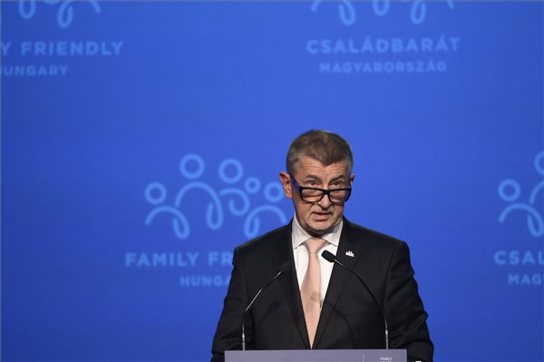 Benyújtotta lemondását a cseh kormány