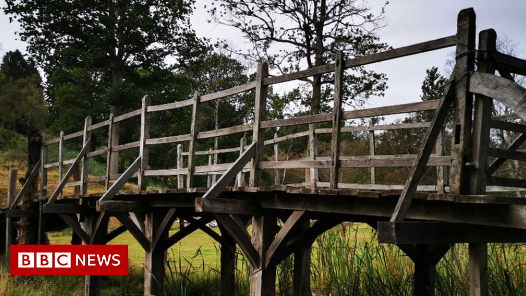 Több mint 131 ezer fontért kelt el Micimackó ikonikus hídja