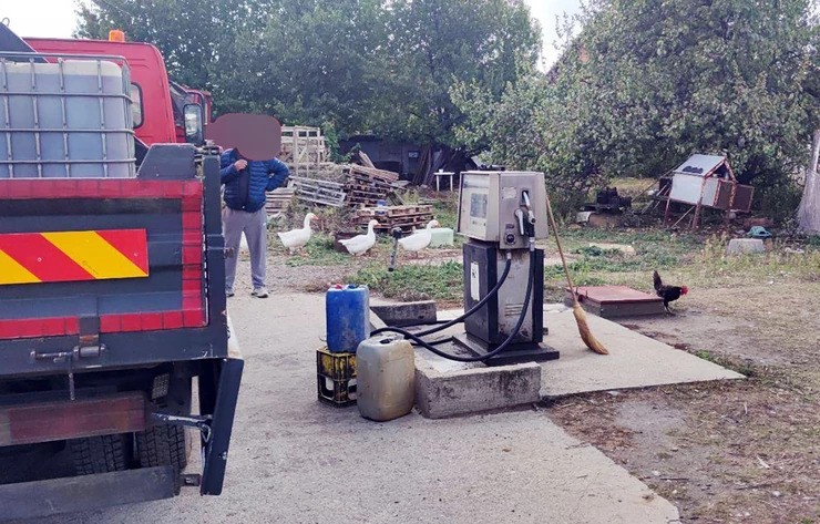 Engedély nélküli benzinkutat üzemeltetett egy zimonyi nyugdíjas (Fotók)