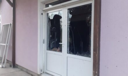 A névtelen fenyegetések után bombát dobtak a családi házra