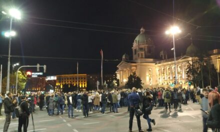 A covid-igazolványok bevezetése ellen tüntettek Belgrádban