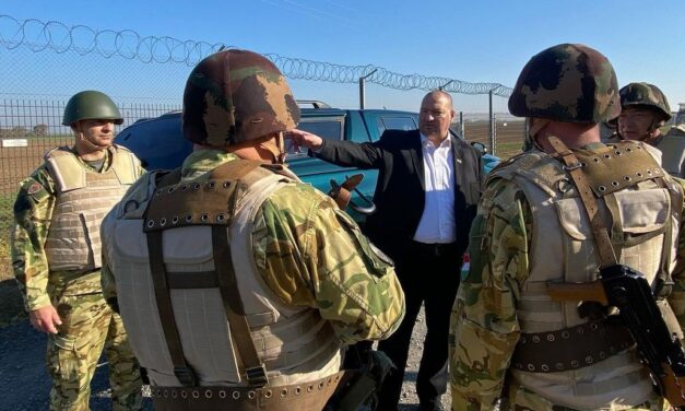 Új gumibotokat kaptak a magyar-szerb határon szolgálatot teljesítő határvédők