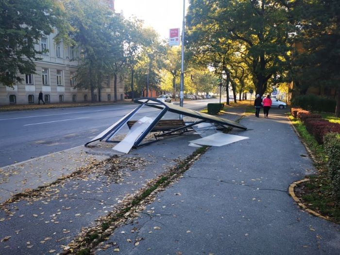 Összedőlt egy buszmegálló Szabadkán