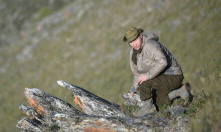 Putyin Boszniában gyártott cipőben túrázik