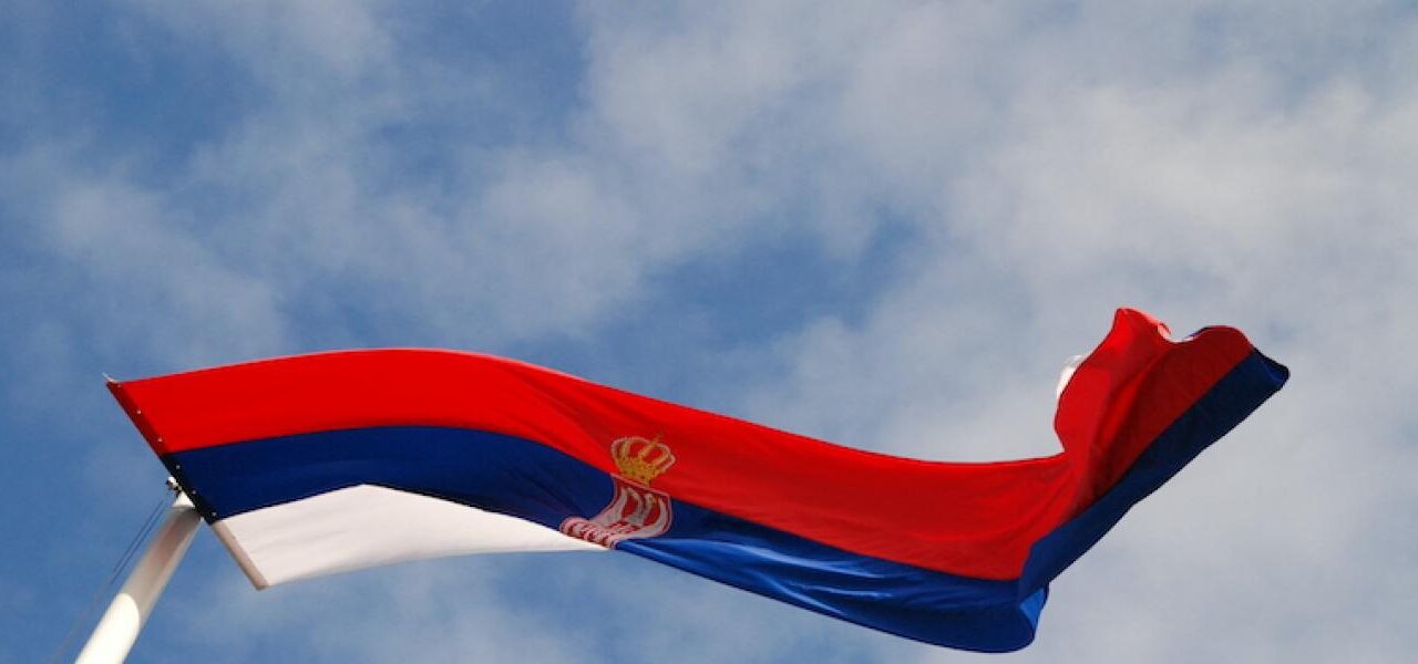 Felgyújtotta a félárbocra eresztett szerb zászlót egy telecskai férfi
