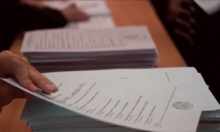 Hány polgár szerepel az újvidéki választói névjegyzékben?