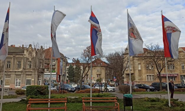 Hatszáznál is több lobogó díszíti Szabadkát – de mennyibe került ez?