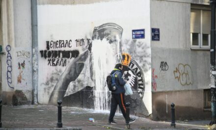 Oltott mésszel öntötték le a Mladićot dicsőítő graffitit
