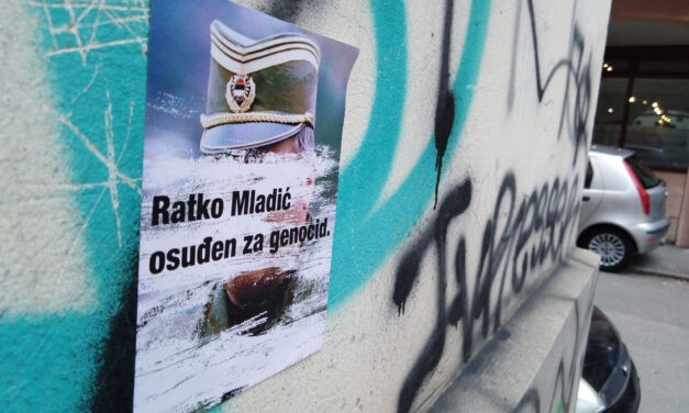 Már nemcsak a Mladićot éltető, hanem az őt elítélő plakátok is egyre több helyen bukkannak fel