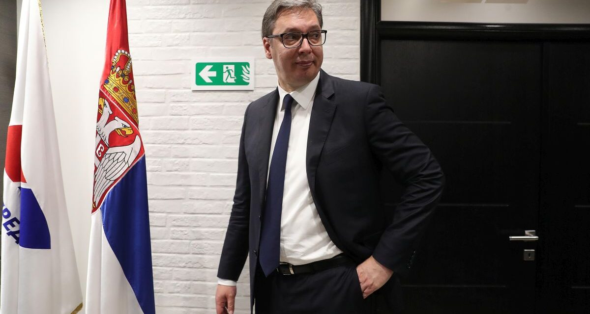 Korrupcióval és a sajtó elnyomásával vádolják Vučićot